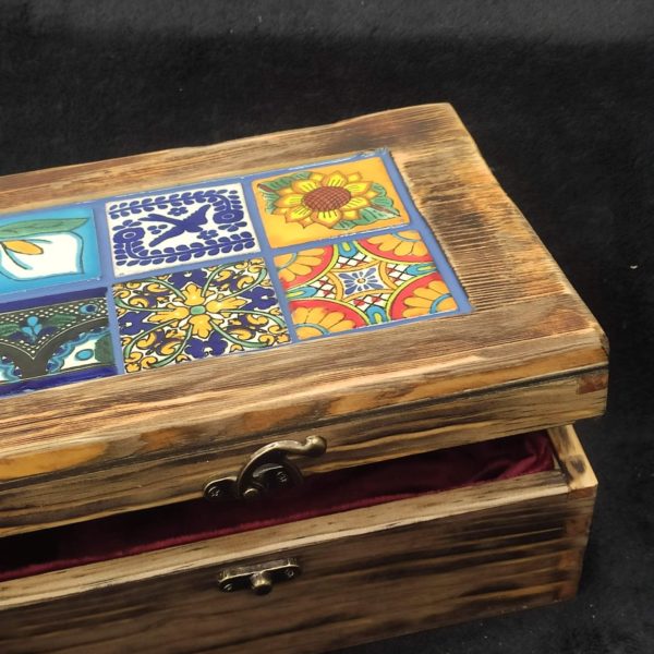 Drewniana szkatułka na biżuterię z ceramiczną mozaiką Talavera