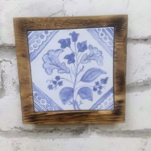 Obrazek na desce 20×20 cm z płytką ceramiczną ręcznie malowaną wer2