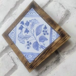 Obrazek na desce 20×20 cm z płytką ceramiczną ręcznie malowaną wer2