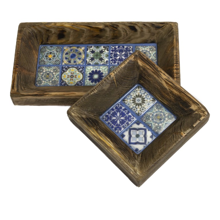 Zestaw dwóch miseczek z mozaiką azulejos – większej i mniejszej. Każda inna, a razem tworzą idealny duet do podawania przekąsek i dipów. Unikalne, ręcznie wykonane..