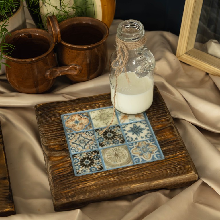 Deska do serwowania z błękitną mozaiką w stylu Azulejos 20x20 cm - obrazek 2