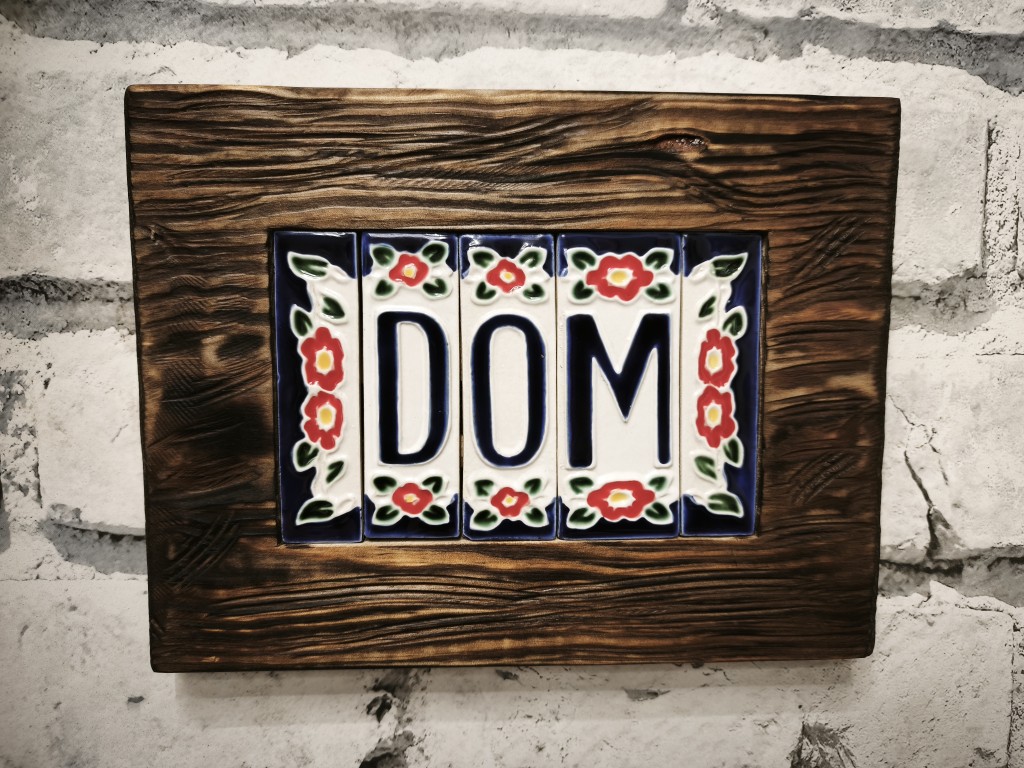 Deska dekoracyjna z ceramicznym napisem „DOM” w drewnie