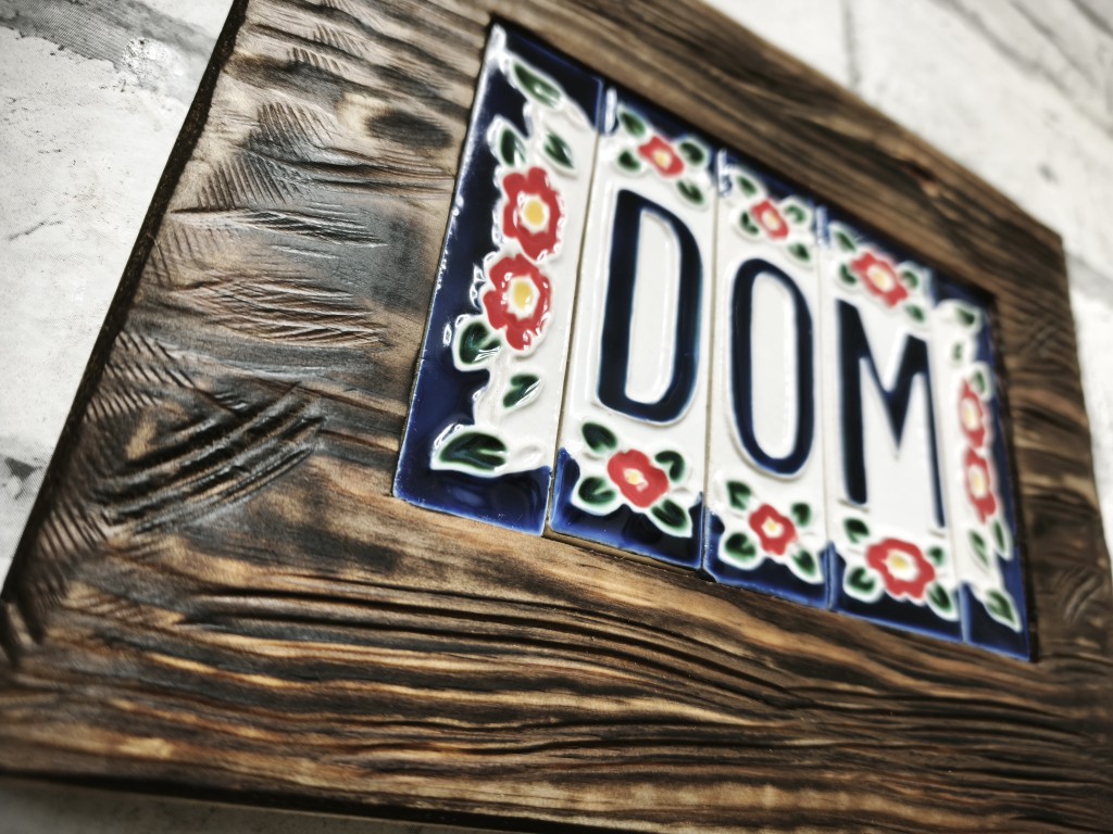 Deska dekoracyjna z ceramicznym napisem „DOM” w drewnie - obrazek 2