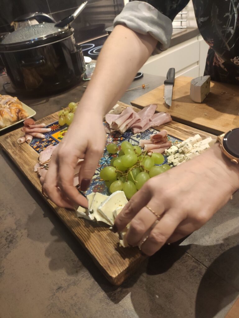 Przygotowanie przekąsek na desce do serwowania.