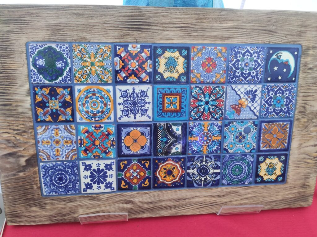 Drewniana deska dekoracyjna z ręcznie wykonaną ceramiką.