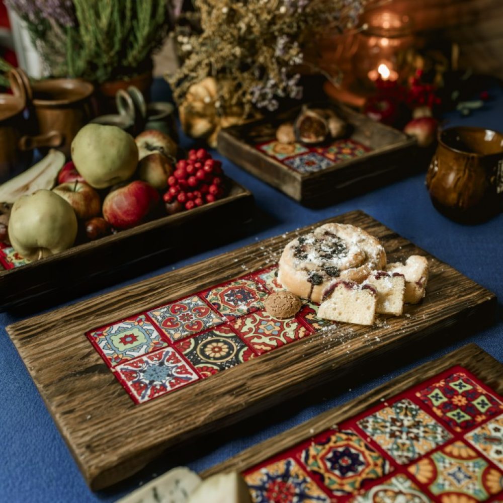 Deska do serwowania z 10 płytkami talavera czerwona DES-TAL-10-CZE (3)